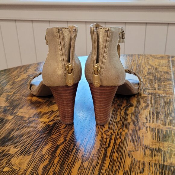Adrienne Vittadini Gold Sandals. Back zipper. Cushioned footbed. Size 7. - Picture 7 of 16